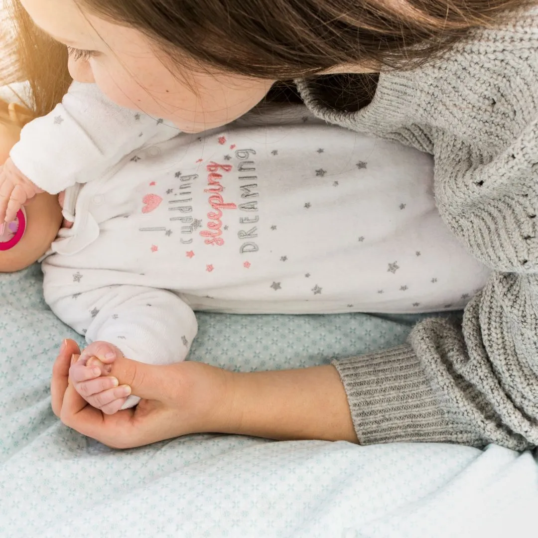 babyshower-geschenk-strampler-mit-stickerei